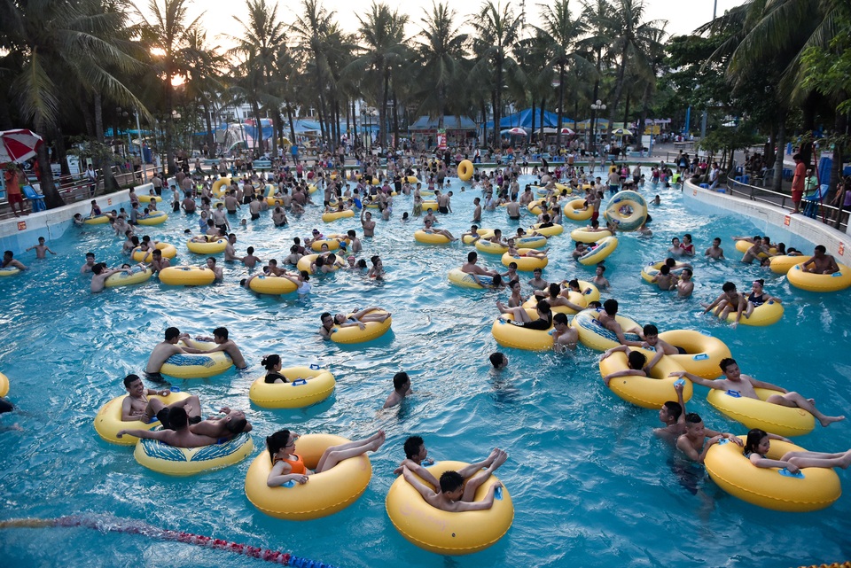 Nắng nóng đỉnh điểm, người dân Thủ đô chen chân đổ về hồ Tây, công viên nước giải nhiệt - 1 Nắng nóng đỉnh điểm, người dân Thủ đô chen chân đổ về hồ Tây, công viên nước giải nhiệt - 1