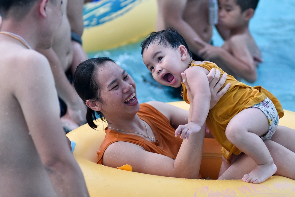 Nắng nóng đỉnh điểm, người dân Thủ đô chen chân đổ về hồ Tây, công viên nước giải nhiệt - 10 Nắng nóng đỉnh điểm, người dân Thủ đô chen chân đổ về hồ Tây, công viên nước giải nhiệt - 10
