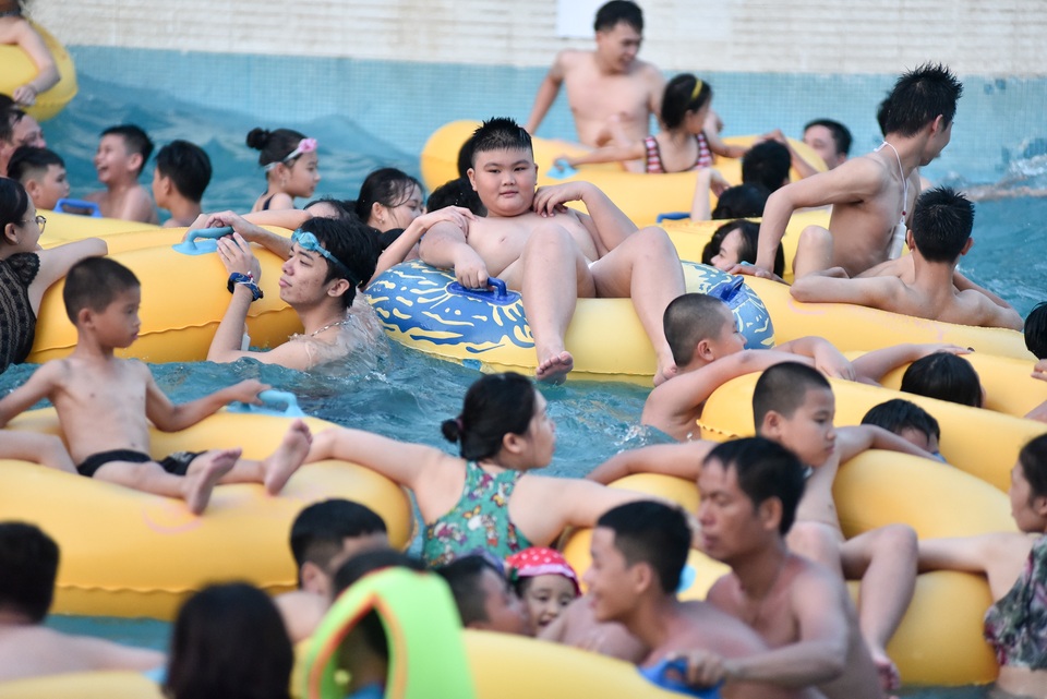 Nắng nóng đỉnh điểm, người dân Thủ đô chen chân đổ về hồ Tây, công viên nước giải nhiệt - 9 Nắng nóng đỉnh điểm, người dân Thủ đô chen chân đổ về hồ Tây, công viên nước giải nhiệt - 9