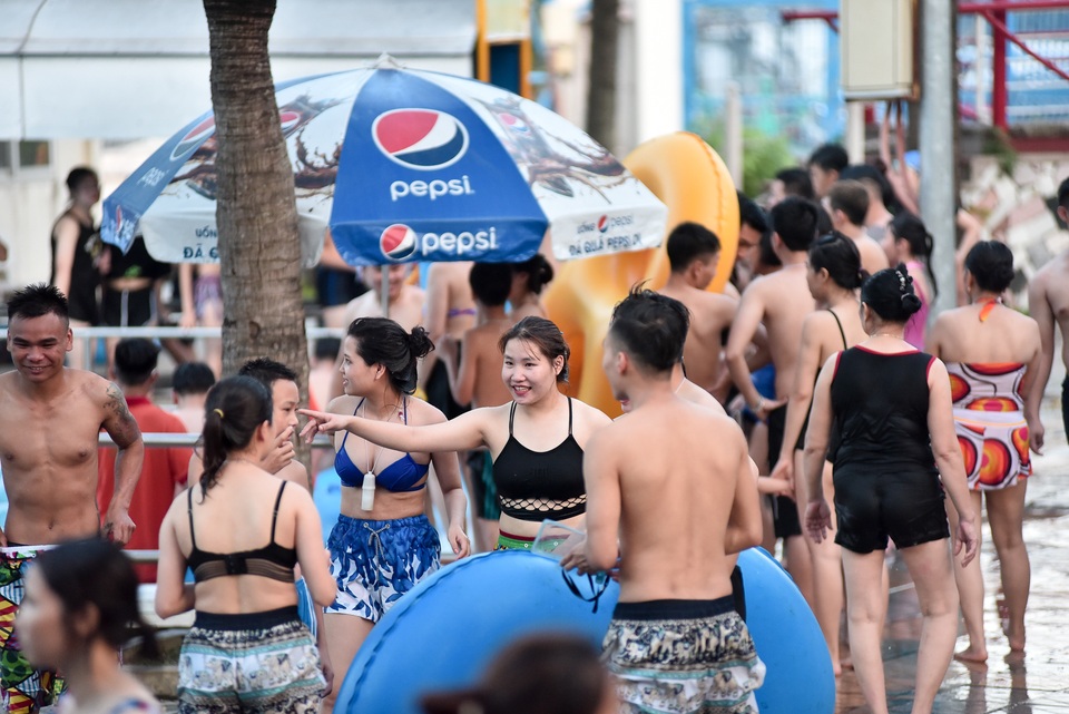 Nắng nóng đỉnh điểm, người dân Thủ đô chen chân đổ về hồ Tây, công viên nước giải nhiệt - 11 Nắng nóng đỉnh điểm, người dân Thủ đô chen chân đổ về hồ Tây, công viên nước giải nhiệt - 11