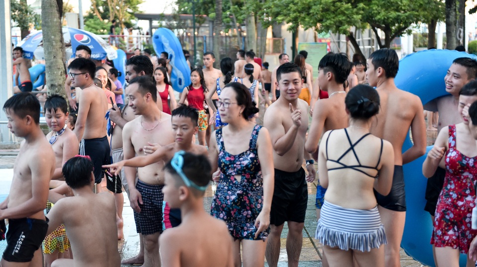 Nắng nóng đỉnh điểm, người dân Thủ đô chen chân đổ về hồ Tây, công viên nước giải nhiệt - 2 Nắng nóng đỉnh điểm, người dân Thủ đô chen chân đổ về hồ Tây, công viên nước giải nhiệt - 2