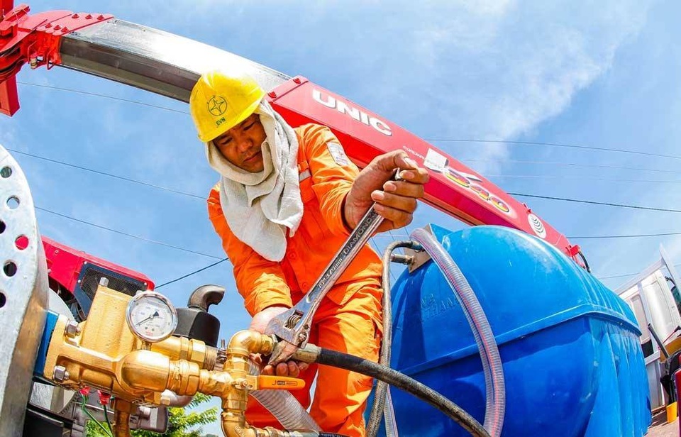 Nắng nóng kéo dài, tiêu thụ điện đạt tới mức kỷ lục trong lịch sử - 1 Nắng nóng kéo dài, tiêu thụ điện đạt tới mức kỷ lục trong lịch sử - 1