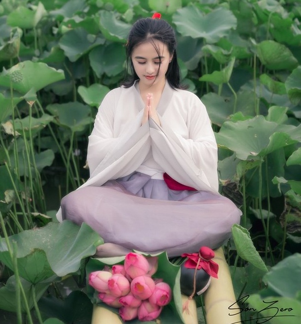 Nữ sinh chụp ảnh bên sen xinh đẹp như thần tiên tỷ tỷ gây sốt mạng - 4 Nữ sinh chụp ảnh bên sen xinh đẹp như thần tiên tỷ tỷ gây sốt mạng - 4