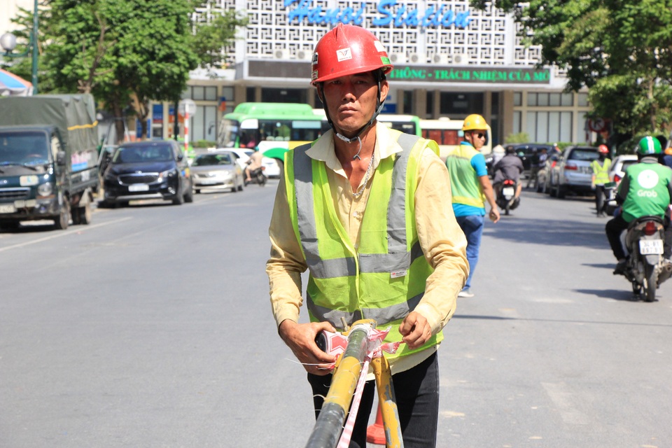 Công nhân rào đường trong cái nắng 40 độ C, phục vụ thi công ga ngầm đường sắt đô thị Hà Nội - 6 Công nhân rào đường trong cái nắng 40 độ C, phục vụ thi công ga ngầm đường sắt đô thị Hà Nội - 6