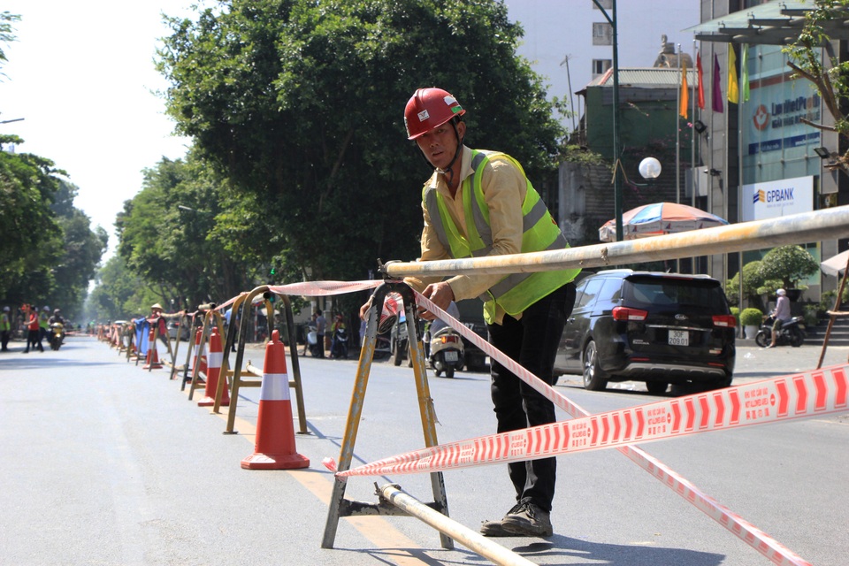 Công nhân rào đường trong cái nắng 40 độ C, phục vụ thi công ga ngầm đường sắt đô thị Hà Nội - 2 Công nhân rào đường trong cái nắng 40 độ C, phục vụ thi công ga ngầm đường sắt đô thị Hà Nội - 2