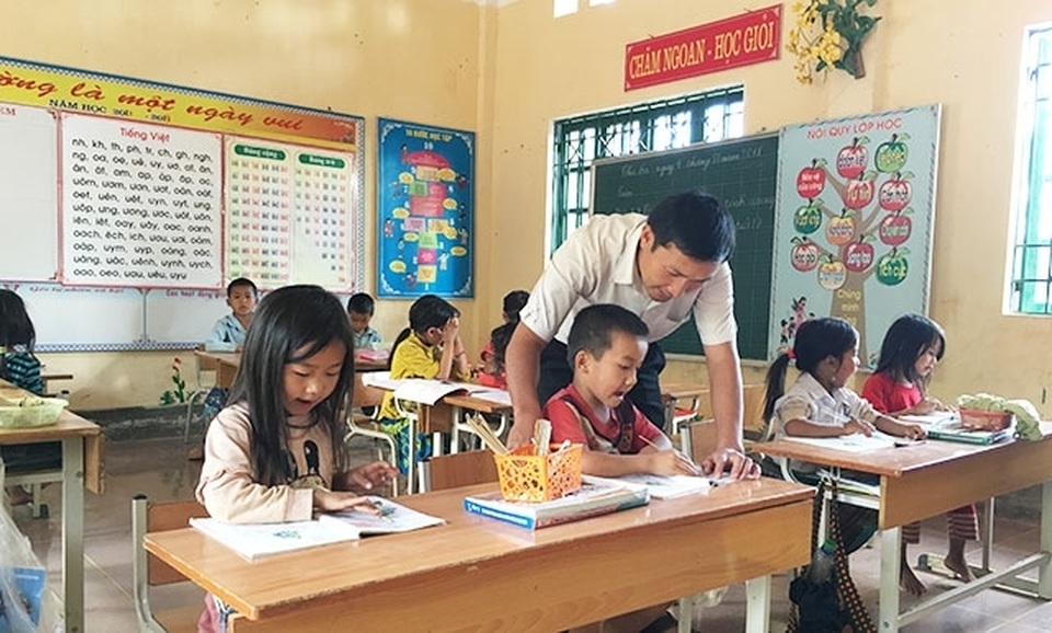 Thầy giáo vùng cao tận tâm với học trò - 1 Thầy giáo vùng cao tận tâm với học trò - 1