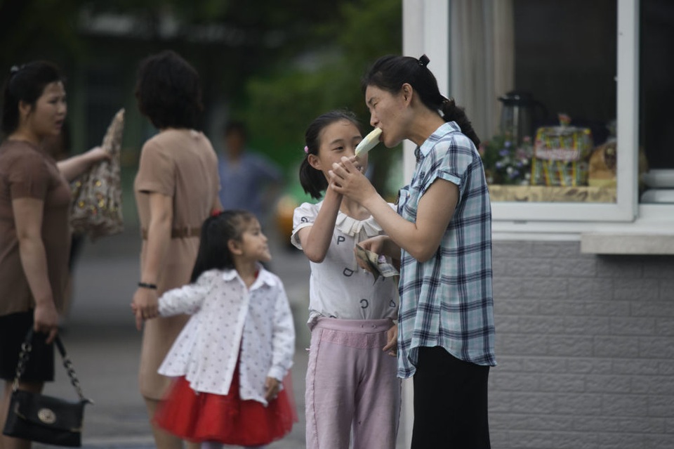 Người dân Triều Tiên giải nhiệt dưới cái nắng đổ lửa mùa hè thế nào? - 2