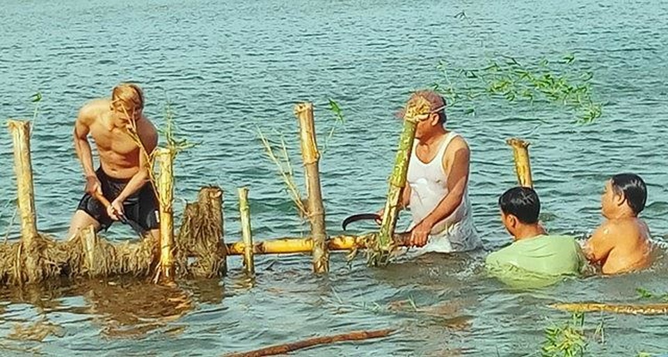 Người dân dỡ “trận địa” cọc tre trên sông sau “cuộc chiến” với cát tặc thành công - 2 Người dân dỡ “trận địa” cọc tre trên sông sau “cuộc chiến” với cát tặc thành công - 2