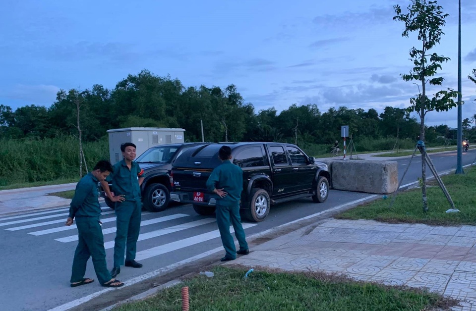 Vật lạ nghi là lựu đạn nằm lăn lóc ven đường ở dự án Khu Công nghệ cao - 1 Vật lạ nghi là lựu đạn nằm lăn lóc ven đường ở dự án Khu Công nghệ cao - 1