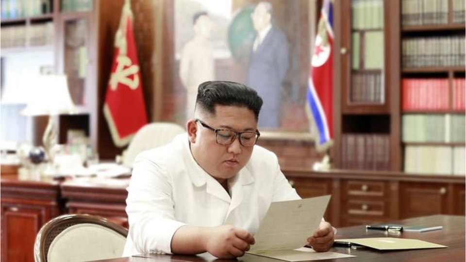 Ông Kim Jong-un nhận được “bức thư tuyệt vời” từ ông Trump - 1 Ông Kim Jong-un nhận được “bức thư tuyệt vời” từ ông Trump - 1
