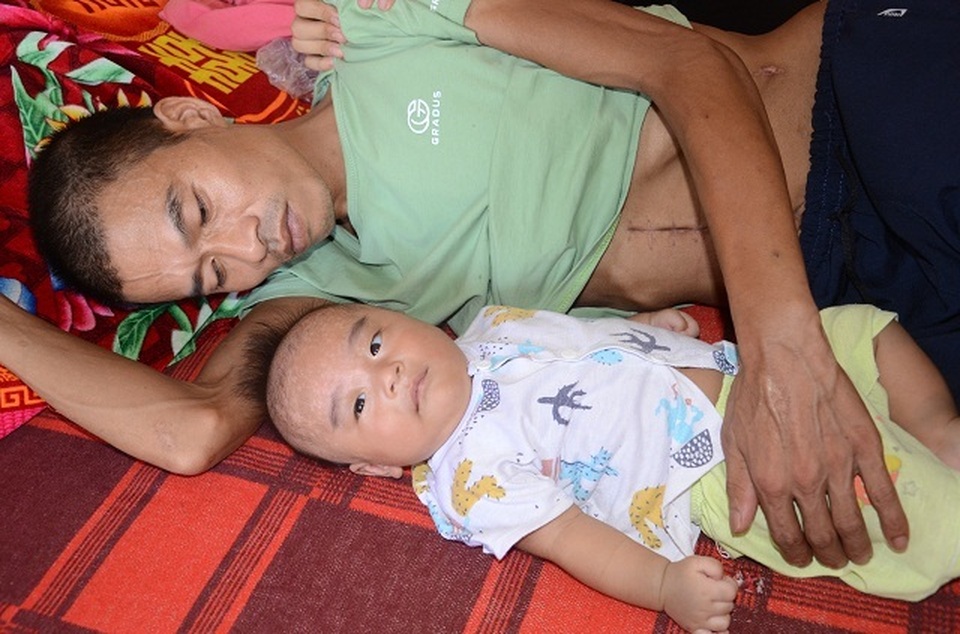 Lời khẩn cầu của người cha ung thư: Mong các bác cho con có hộp sữa là mãn nguyện rồi! - 14 Lời khẩn cầu của người cha ung thư: Mong các bác cho con có hộp sữa là mãn nguyện rồi! - 14