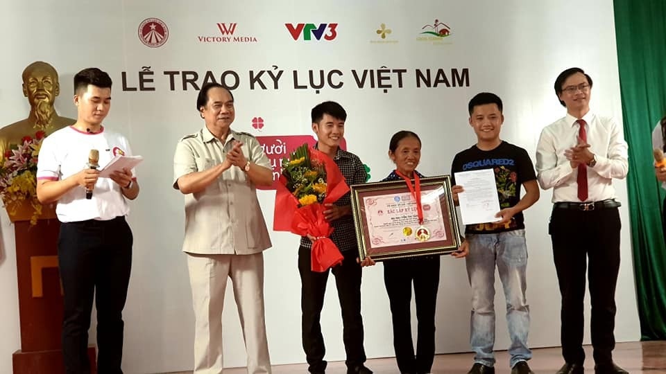 Bà Tân “vê lốc” lần đầu lên truyền hình sau khi lập kỉ lục Guiness Việt Nam - 3 Bà Tân “vê lốc” lần đầu lên truyền hình sau khi lập kỉ lục Guiness Việt Nam - 3