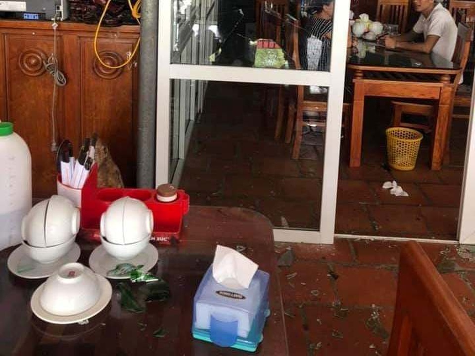 Nhóm người đánh nhau gây náo loạn khu du lịch biển, xe cấp cứu cũng bị giam - 2 Nhóm người đánh nhau gây náo loạn khu du lịch biển, xe cấp cứu cũng bị giam - 2