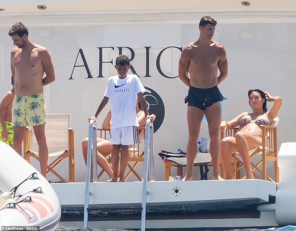 Bạn gái Ronaldo khoe dáng bốc lửa ở St Tropez - 1