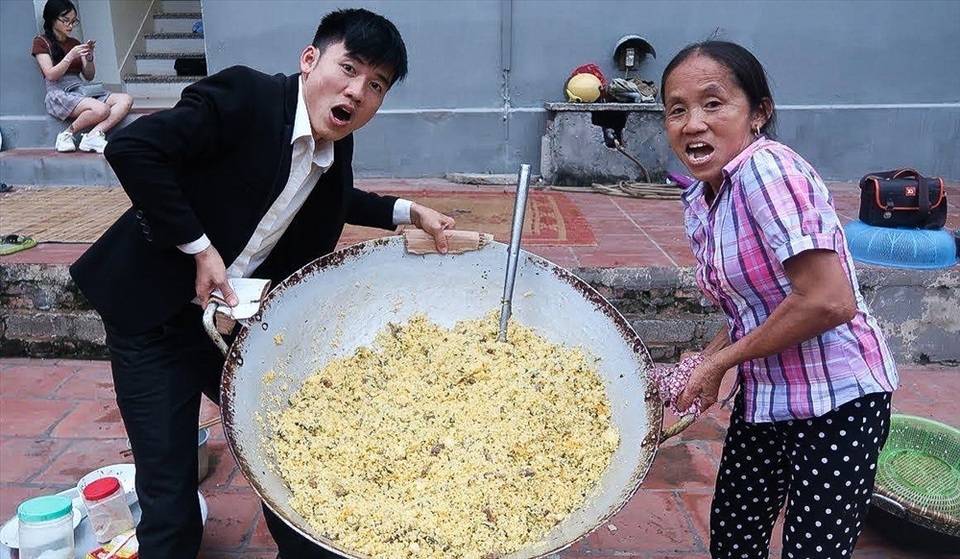 Bà Tân “vê lốc” lần đầu lên truyền hình sau khi lập kỉ lục Guiness Việt Nam - 4 Bà Tân “vê lốc” lần đầu lên truyền hình sau khi lập kỉ lục Guiness Việt Nam - 4