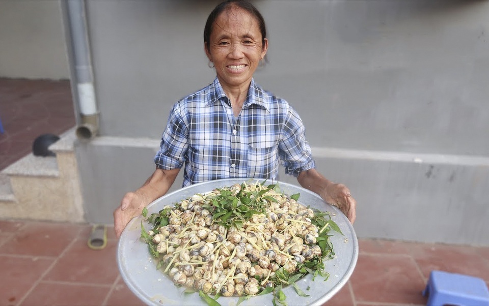 Bà Tân “vê lốc” lần đầu lên truyền hình sau khi lập kỉ lục Guiness Việt Nam - 5 Bà Tân “vê lốc” lần đầu lên truyền hình sau khi lập kỉ lục Guiness Việt Nam - 5