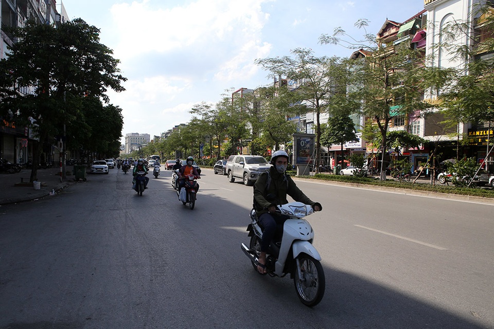 Bóng mát quý giá trên đường phố Hà Nội ngày nóng đỉnh điểm - 10 Bóng mát quý giá trên đường phố Hà Nội ngày nóng đỉnh điểm - 10