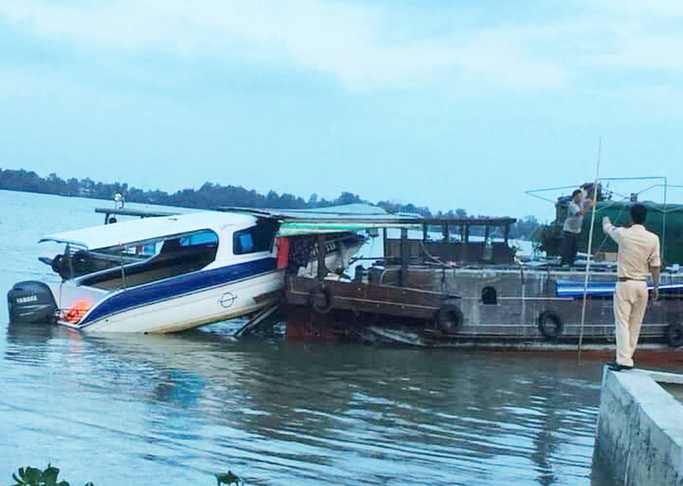 Ca nô tông vào ghe trên sông Vàm Cỏ, 1 phụ nữ tử vong - 1
