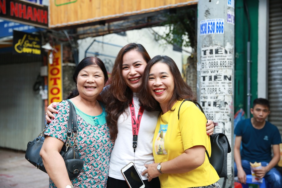 Chùm ảnh: Hàng nghìn cán bộ, giảng viên Sài Gòn lỉnh kỉnh hành trang đi coi thi - 3