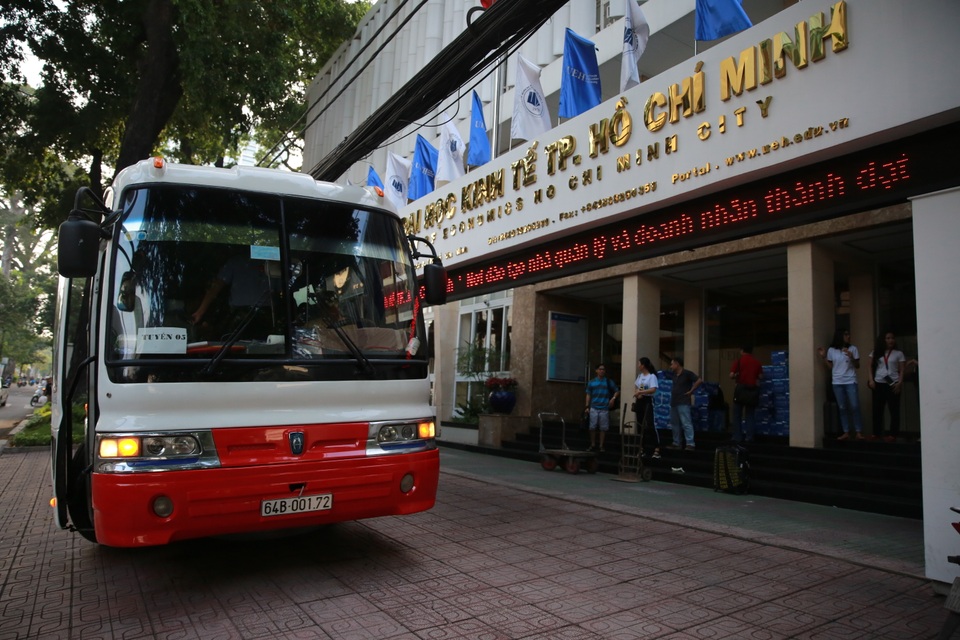 Chùm ảnh: Hàng nghìn cán bộ, giảng viên Sài Gòn lỉnh kỉnh hành trang đi coi thi - 1