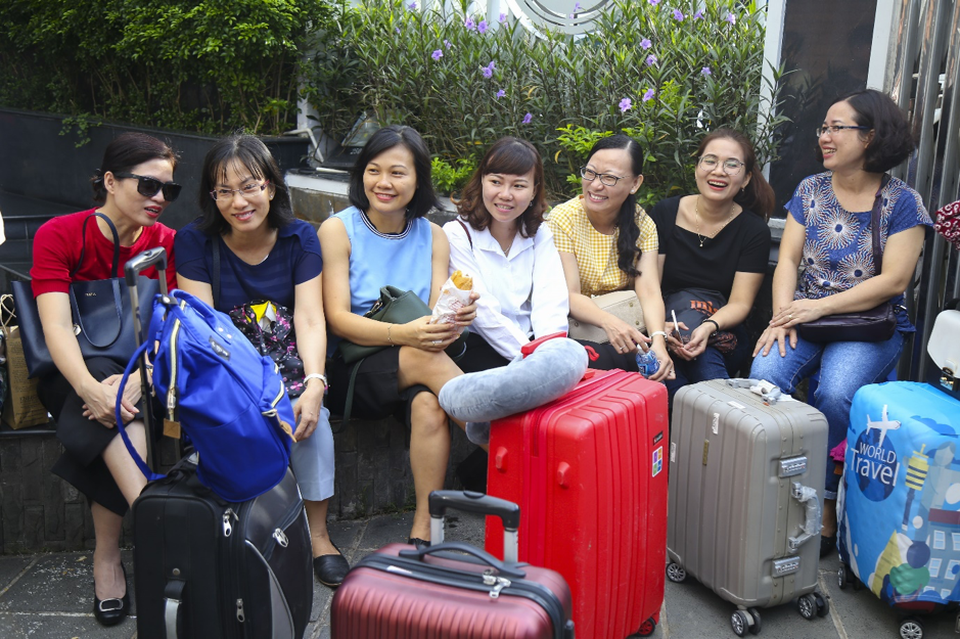 Chùm ảnh: Hàng nghìn cán bộ, giảng viên Sài Gòn lỉnh kỉnh hành trang đi coi thi - 5