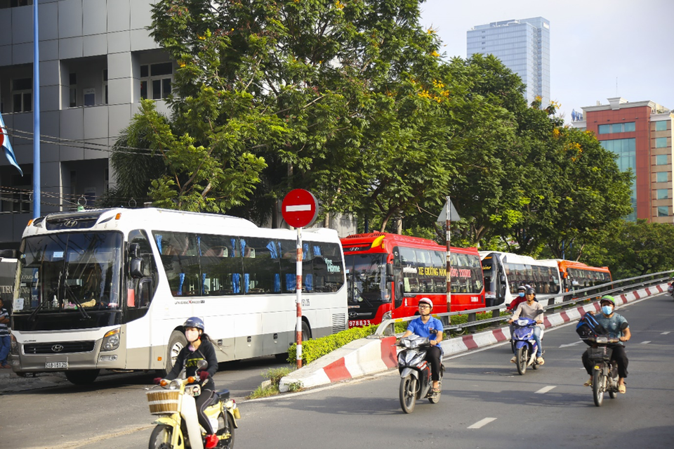 Chùm ảnh: Hàng nghìn cán bộ, giảng viên Sài Gòn lỉnh kỉnh hành trang đi coi thi - 4