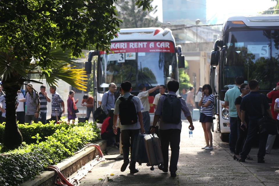 Chùm ảnh: Hàng nghìn cán bộ, giảng viên Sài Gòn lỉnh kỉnh hành trang đi coi thi - 7