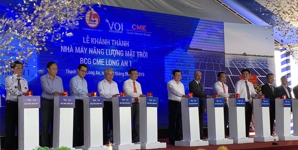 Long An: Nhà máy điện mặt trời hơn 1000 tỉ đồng đi vào hoạt động - 1 Long An: Nhà máy điện mặt trời hơn 1000 tỉ đồng đi vào hoạt động - 1