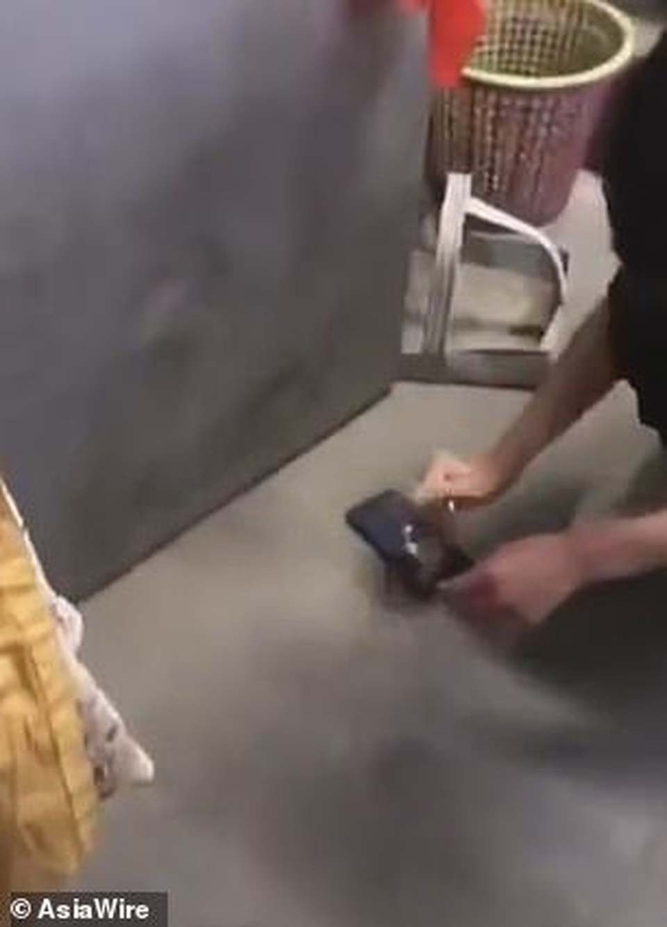 Trung Quốc: Nam sinh bị buộc tự tay đập vỡ điện thoại trước cả lớp - 1