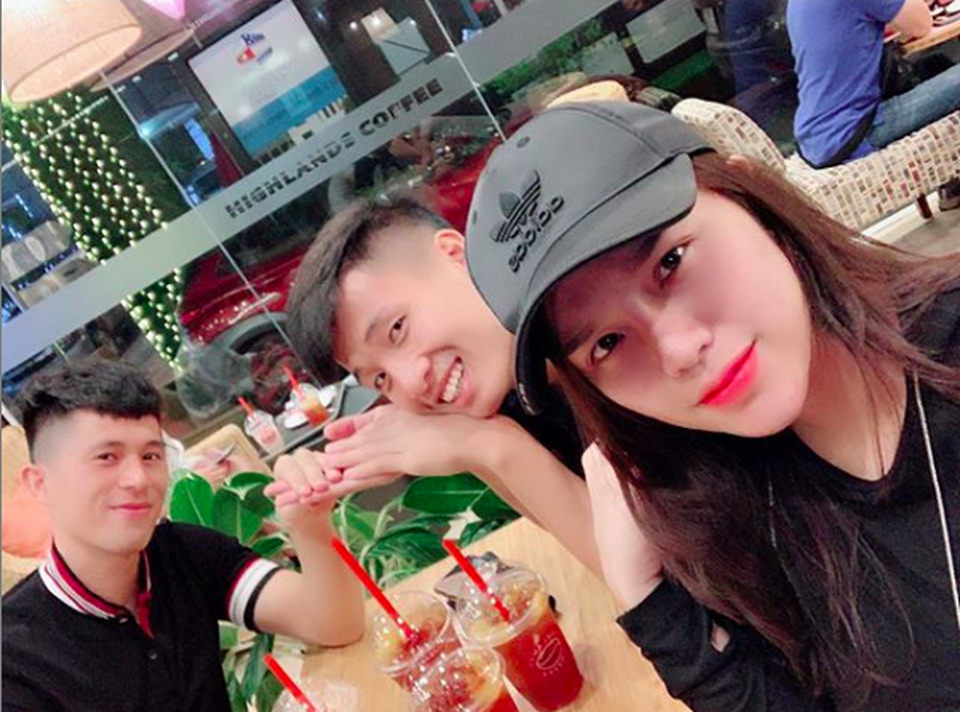 Hậu vệ Bùi Tiến Dũng sắp làm đám hỏi với bạn gái xinh đẹp, fans nữ tiếc hùi hụi - 6 Hậu vệ Bùi Tiến Dũng sắp làm đám hỏi với bạn gái xinh đẹp, fans nữ tiếc hùi hụi - 6