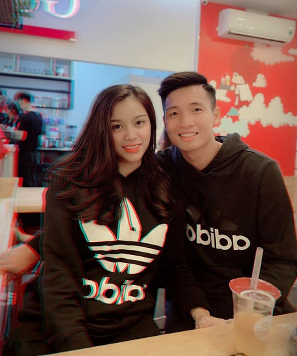 Hậu vệ Bùi Tiến Dũng sắp làm đám hỏi với bạn gái xinh đẹp, fans nữ tiếc hùi hụi - 1 Hậu vệ Bùi Tiến Dũng sắp làm đám hỏi với bạn gái xinh đẹp, fans nữ tiếc hùi hụi - 1