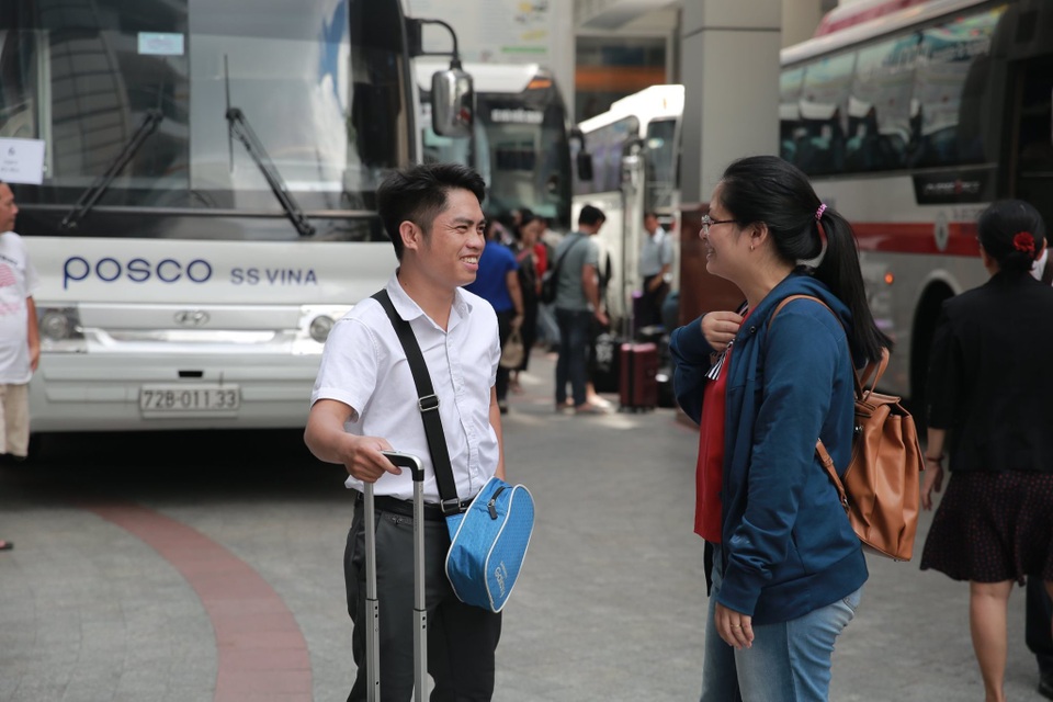 Chùm ảnh: Hàng nghìn cán bộ, giảng viên Sài Gòn lỉnh kỉnh hành trang đi coi thi - 11