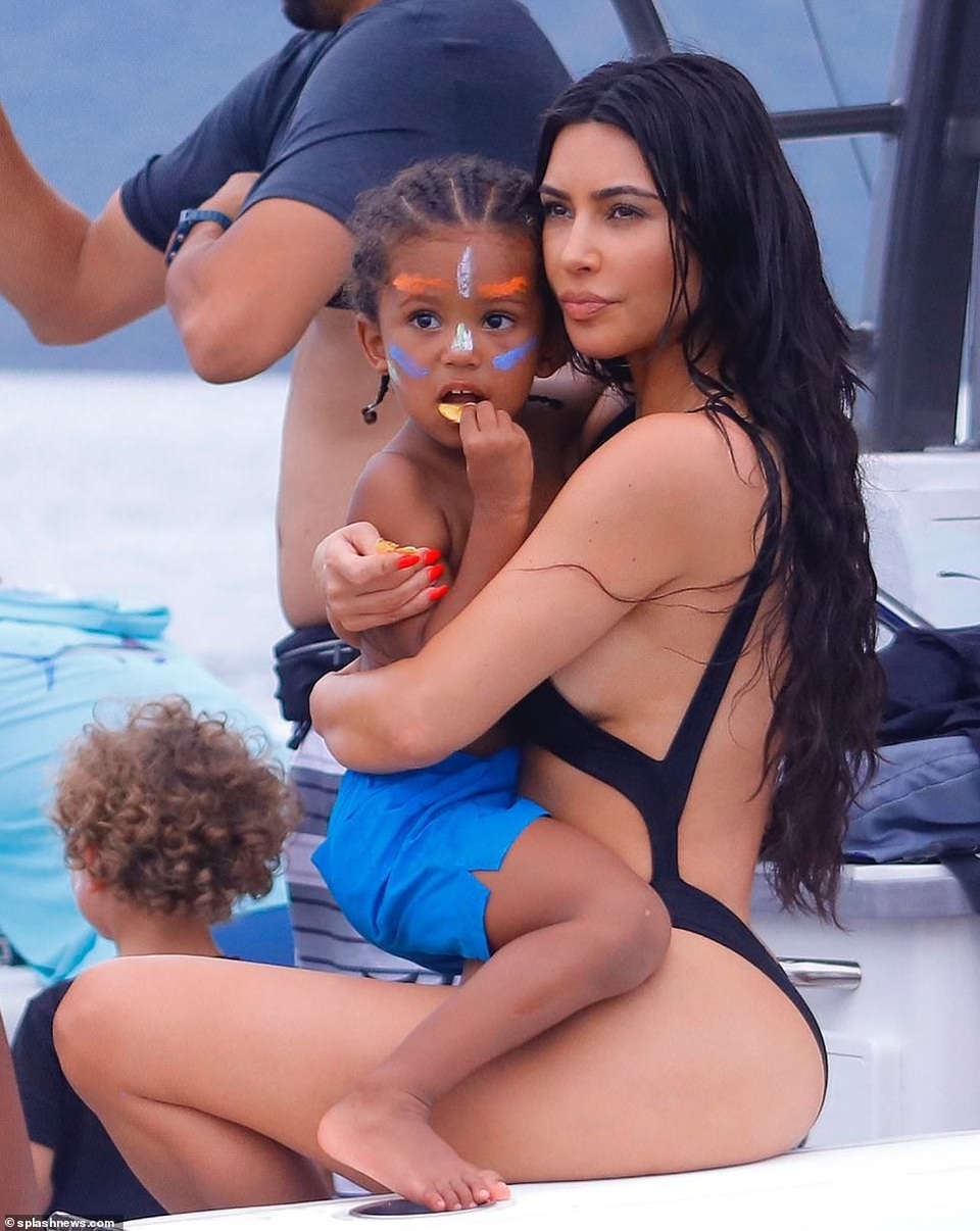Kim Kardashian gợi cảm trên biển - 2 Kim Kardashian gợi cảm trên biển - 2
