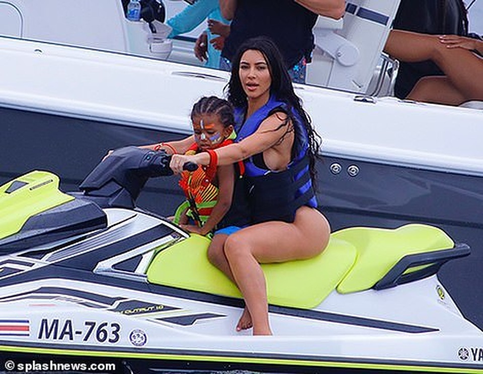Kim Kardashian gợi cảm trên biển - 8 Kim Kardashian gợi cảm trên biển - 8