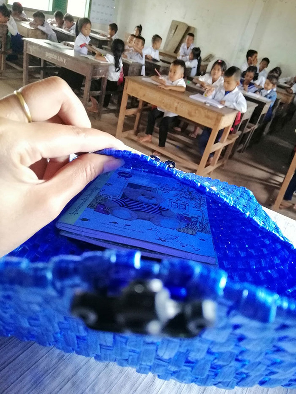 Không đủ tiền mua mới, cha tự tay đan cặp đi học cho con - 6