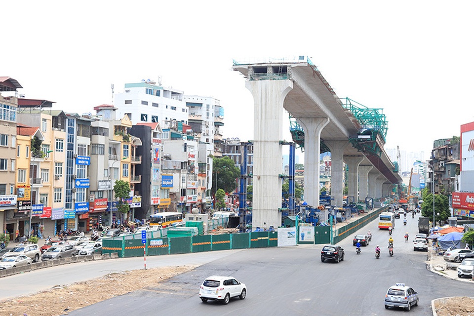 Công nhân căng mình làm việc dưới nắng đổ lửa ở Hà Nội - 1 Công nhân căng mình làm việc dưới nắng đổ lửa ở Hà Nội - 1