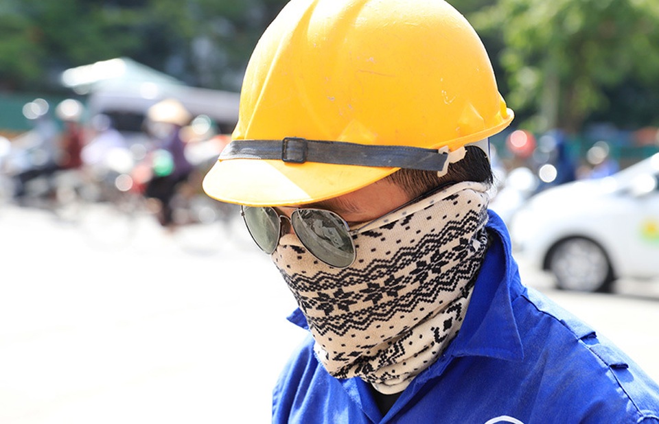 Công nhân căng mình làm việc dưới nắng đổ lửa ở Hà Nội - 10 Công nhân căng mình làm việc dưới nắng đổ lửa ở Hà Nội - 10