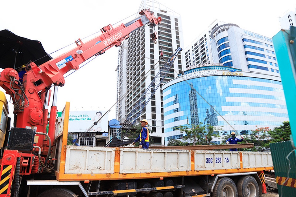 Công nhân căng mình làm việc dưới nắng đổ lửa ở Hà Nội - 3 Công nhân căng mình làm việc dưới nắng đổ lửa ở Hà Nội - 3