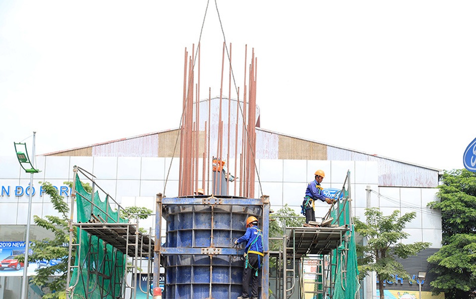 Công nhân căng mình làm việc dưới nắng đổ lửa ở Hà Nội - 4 Công nhân căng mình làm việc dưới nắng đổ lửa ở Hà Nội - 4