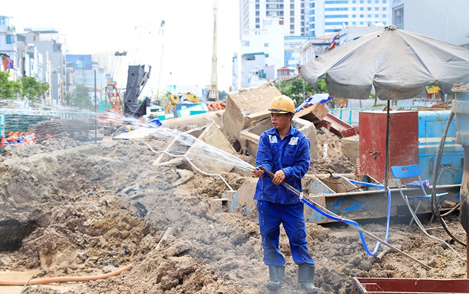 Công nhân căng mình làm việc dưới nắng đổ lửa ở Hà Nội - 8 Công nhân căng mình làm việc dưới nắng đổ lửa ở Hà Nội - 8