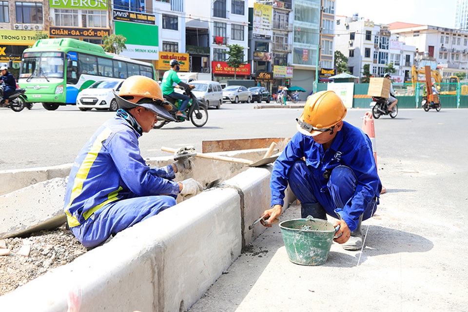 Công nhân căng mình làm việc dưới nắng đổ lửa ở Hà Nội - 9 Công nhân căng mình làm việc dưới nắng đổ lửa ở Hà Nội - 9