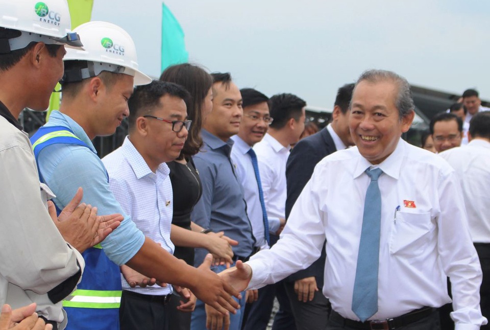 Long An: Nhà máy điện mặt trời hơn 1000 tỉ đồng đi vào hoạt động - 4 Long An: Nhà máy điện mặt trời hơn 1000 tỉ đồng đi vào hoạt động - 4