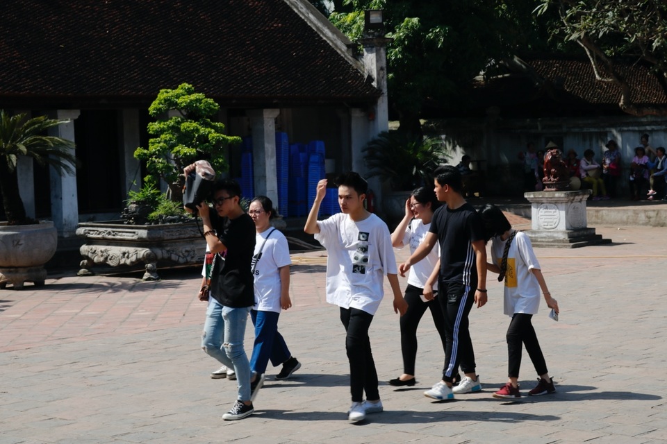 Hàng ngàn sĩ tử đội nắng ghi tên lên bảng vàng Văn Miếu - Quốc Tử Giám cầu đỗ đạt - 1 Hàng ngàn sĩ tử đội nắng ghi tên lên bảng vàng Văn Miếu - Quốc Tử Giám cầu đỗ đạt - 1