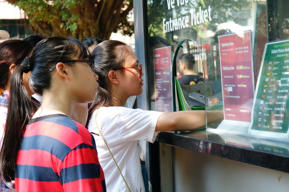 Hàng ngàn sĩ tử đội nắng ghi tên lên bảng vàng Văn Miếu - Quốc Tử Giám cầu đỗ đạt - 2 Hàng ngàn sĩ tử đội nắng ghi tên lên bảng vàng Văn Miếu - Quốc Tử Giám cầu đỗ đạt - 2