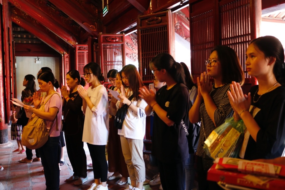 Hàng ngàn sĩ tử đội nắng ghi tên lên bảng vàng Văn Miếu - Quốc Tử Giám cầu đỗ đạt - 3 Hàng ngàn sĩ tử đội nắng ghi tên lên bảng vàng Văn Miếu - Quốc Tử Giám cầu đỗ đạt - 3