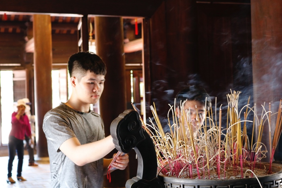 Hàng ngàn sĩ tử đội nắng ghi tên lên bảng vàng Văn Miếu - Quốc Tử Giám cầu đỗ đạt - 4 Hàng ngàn sĩ tử đội nắng ghi tên lên bảng vàng Văn Miếu - Quốc Tử Giám cầu đỗ đạt - 4