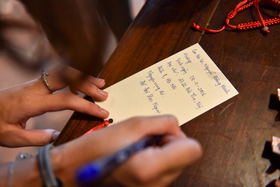 Sĩ tử ồ ạt kéo về Văn Miếu, cầu khấn, sờ đầu rùa trước kì thi THPT Quốc gia 2019 - 11 Sĩ tử ồ ạt kéo về Văn Miếu, cầu khấn, sờ đầu rùa trước kì thi THPT Quốc gia 2019 - 11