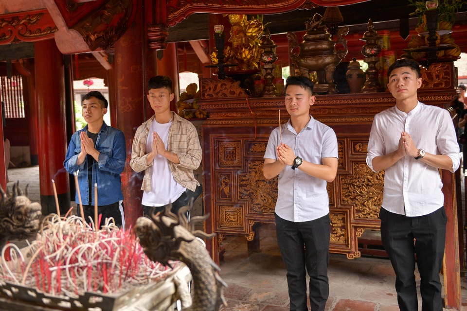 Sĩ tử ồ ạt kéo về Văn Miếu, cầu khấn, sờ đầu rùa trước kì thi THPT Quốc gia 2019 - 5 Sĩ tử ồ ạt kéo về Văn Miếu, cầu khấn, sờ đầu rùa trước kì thi THPT Quốc gia 2019 - 5