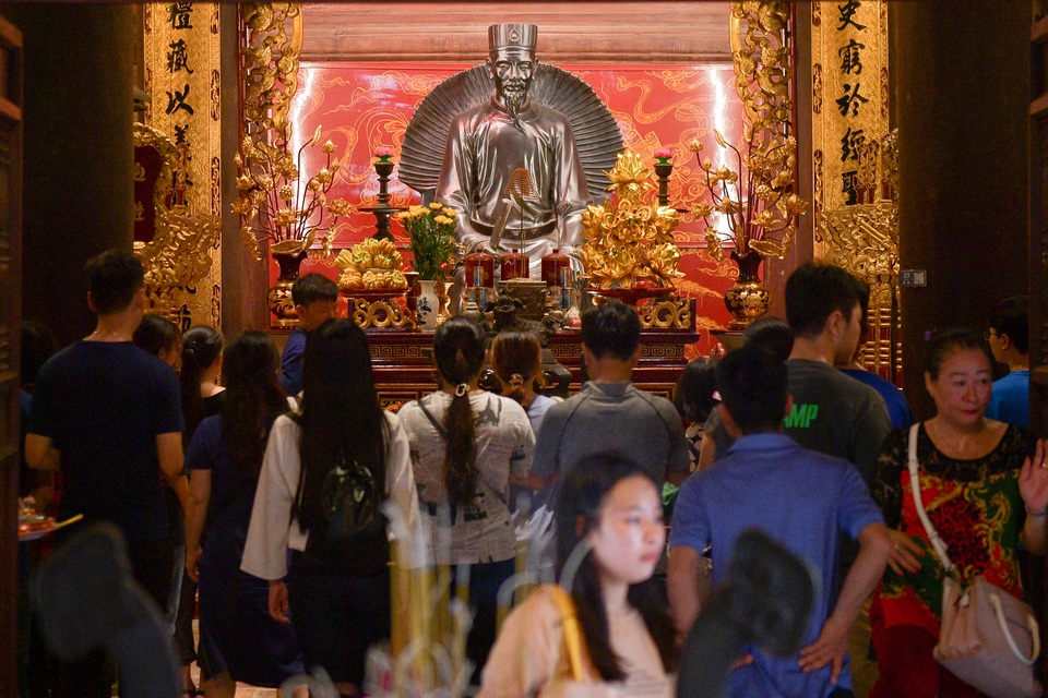 Sĩ tử ồ ạt kéo về Văn Miếu, cầu khấn, sờ đầu rùa trước kì thi THPT Quốc gia 2019 - 1 Sĩ tử ồ ạt kéo về Văn Miếu, cầu khấn, sờ đầu rùa trước kì thi THPT Quốc gia 2019 - 1