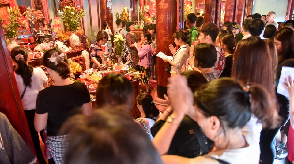 Sĩ tử ồ ạt kéo về Văn Miếu, cầu khấn, sờ đầu rùa trước kì thi THPT Quốc gia 2019 - 8 Sĩ tử ồ ạt kéo về Văn Miếu, cầu khấn, sờ đầu rùa trước kì thi THPT Quốc gia 2019 - 8